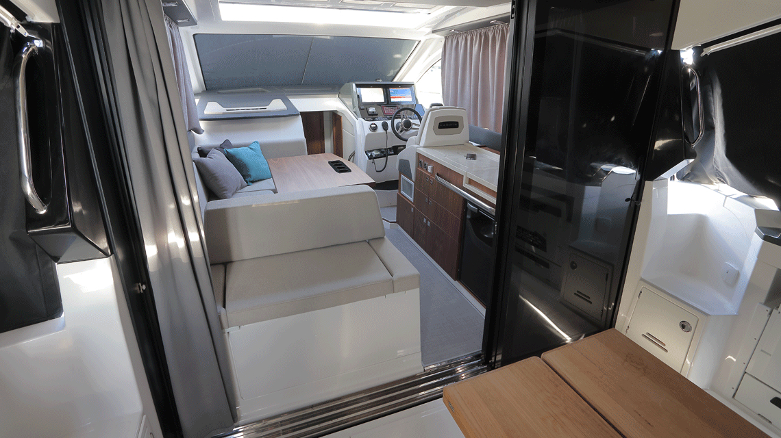 Imagenes del interior o exterior del barco Karnic S37x perteneciente a la página de alquiler de barcos alquilerdebarcosmallorca.com