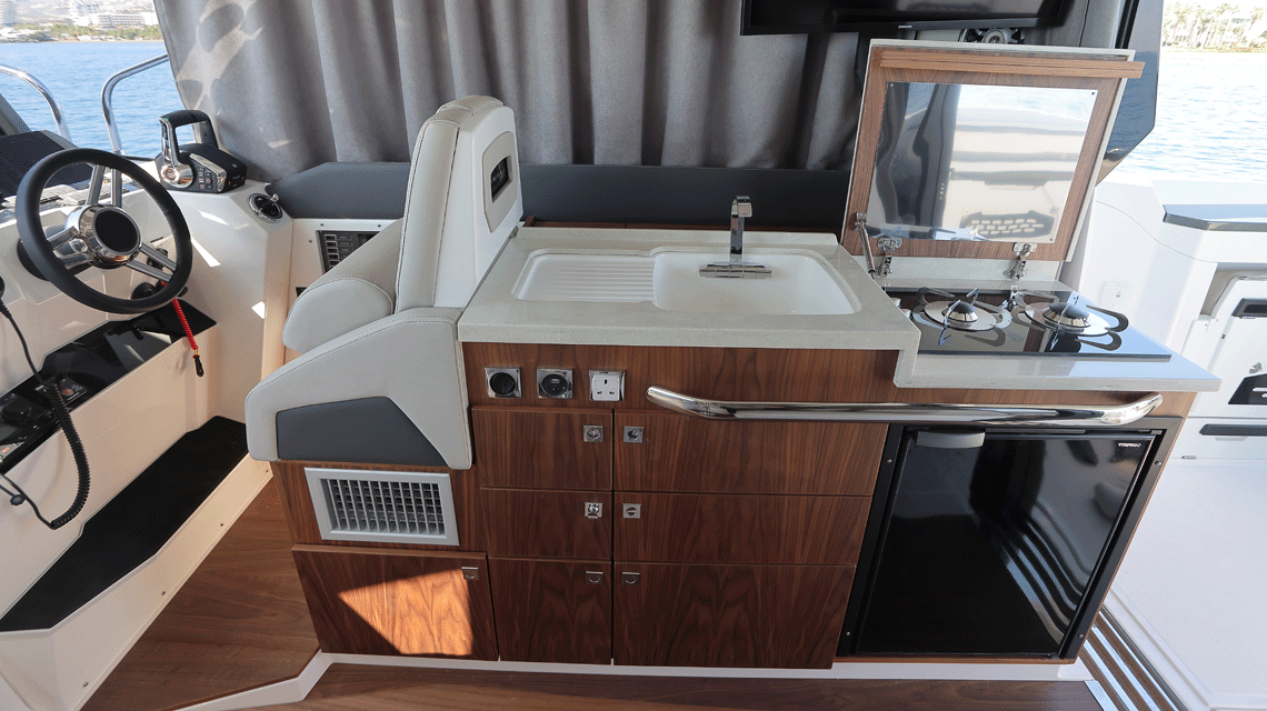 Imagenes del interior o exterior del barco Karnic S37x perteneciente a la página de alquiler de barcos alquilerdebarcosmallorca.com