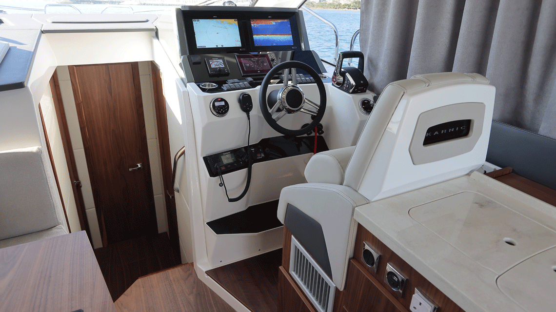 Imagenes del interior o exterior del barco Karnic S37x perteneciente a la página de alquiler de barcos alquilerdebarcosmallorca.com