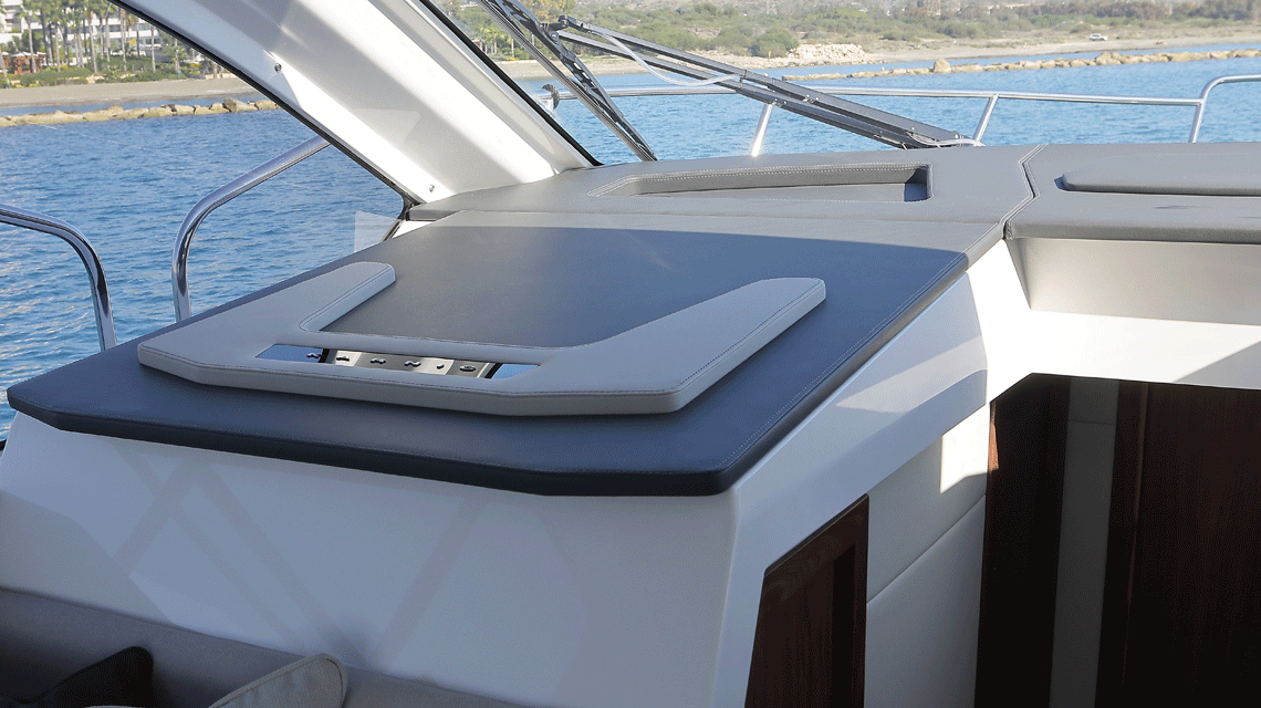 Imagenes del interior o exterior del barco Karnic S37x perteneciente a la página de alquiler de barcos alquilerdebarcosmallorca.com