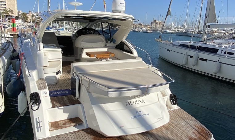 Imagenes del interior o exterior del barco Cranchi M44 HT perteneciente a la página de alquiler de barcos alquilerdebarcosmallorca.com