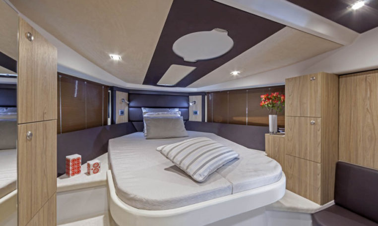 Imagenes del interior o exterior del barco Cranchi M44 HT perteneciente a la página de alquiler de barcos alquilerdebarcosmallorca.com