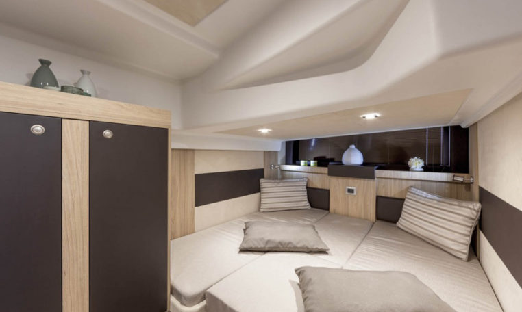 Imagenes del interior o exterior del barco Cranchi M44 HT perteneciente a la página de alquiler de barcos alquilerdebarcosmallorca.com