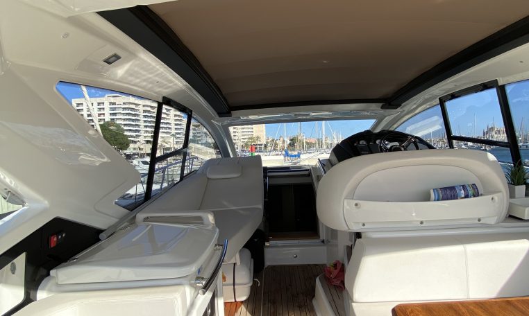 Imagenes del interior o exterior del barco Cranchi M44 HT perteneciente a la página de alquiler de barcos alquilerdebarcosmallorca.com