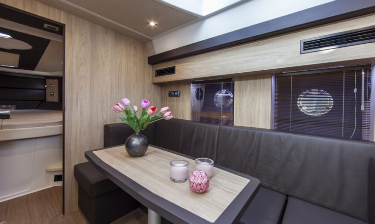 Imagenes del interior o exterior del barco Cranchi M44 HT perteneciente a la página de alquiler de barcos alquilerdebarcosmallorca.com