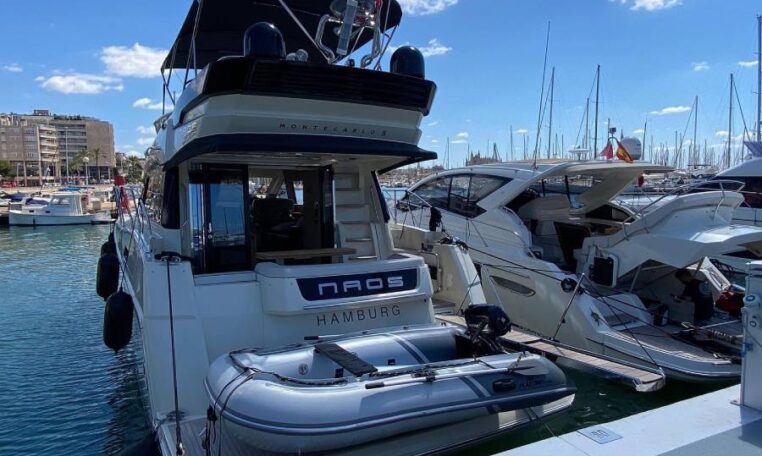 Imagenes del interior o exterior del barco Montecarlo 5 perteneciente a la página de alquiler de barcos alquilerdebarcosmallorca.com