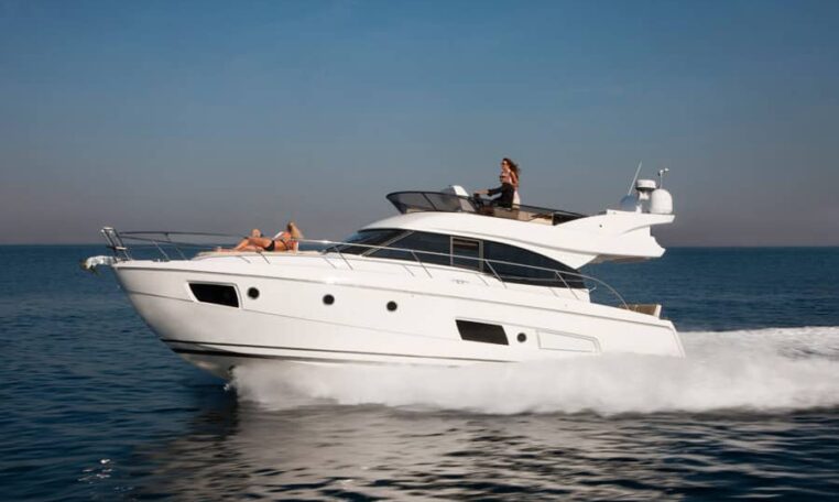 Imagen del barco  Lancha Bavaria Virtess 420 Fly navegando.  
