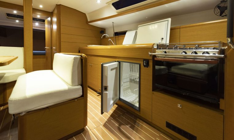 Imagenes del interior o exterior del barco Sun Odyssey 469 perteneciente a la página de alquiler de barcos alquilerdebarcosmallorca.com