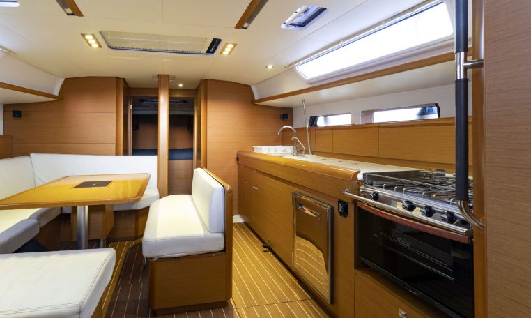 Imagenes del interior o exterior del barco Sun Odyssey 469 perteneciente a la página de alquiler de barcos alquilerdebarcosmallorca.com