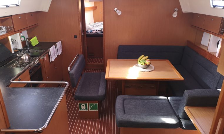 Bilder des Innen- oder Außenbereichs des Bootes Bavaria Cruiser 45 Zugehörigkeit zur seite des bootsverleihs alquilerdebarcosmallorca.com