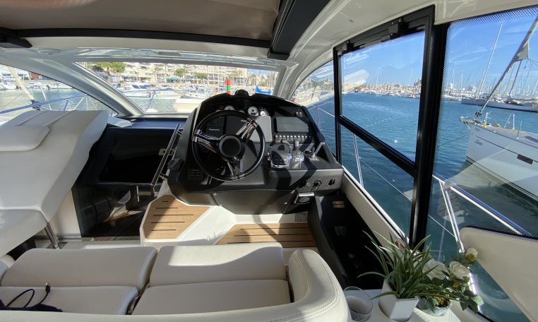 Bilder des Innen- oder Außenbereichs des Bootes Cranchi M44 HT Zugehörigkeit zur seite des bootsverleihs alquilerdebarcosmallorca.com