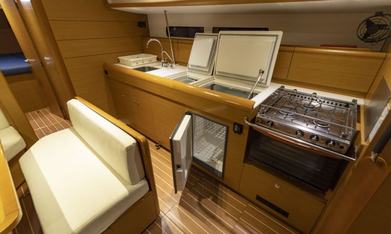 Bilder des Innen- oder Außenbereichs des Bootes Sun Odyssey 469 Zugehörigkeit zur seite des bootsverleihs alquilerdebarcosmallorca.com