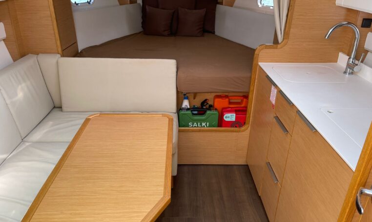 Bilder des Innen- oder Außenbereichs des Bootes Bavaria S33 Open Zugehörigkeit zur seite des bootsverleihs alquilerdebarcosmallorca.com