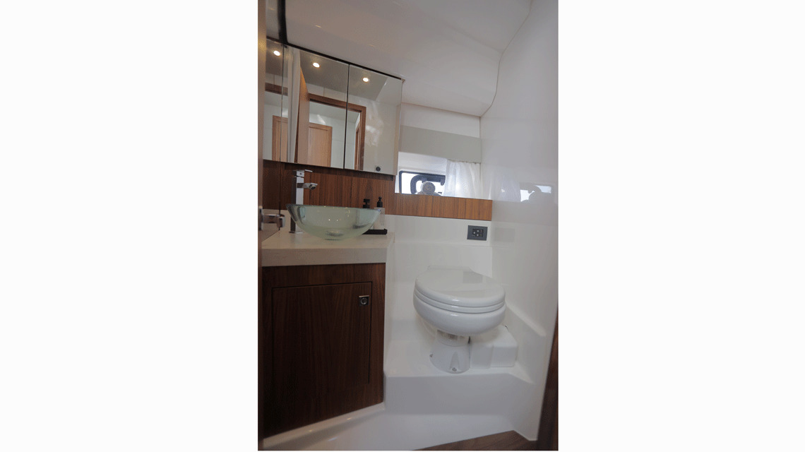 Images of the interior or exterior of the boat Karnic S37x belonging to the page of boat rental alquilerdebarcosmallorca.com