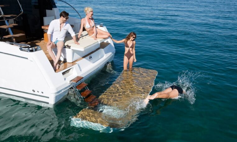 Images of the interior or exterior of the boat Bavaria Virtess 420 Fly belonging to the page of boat rental alquilerdebarcosmallorca.com
