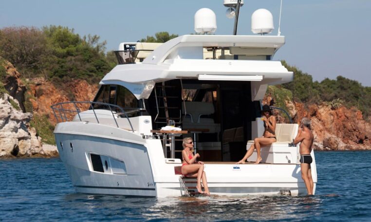 Images of the interior or exterior of the boat Bavaria Virtess 420 Fly belonging to the page of boat rental alquilerdebarcosmallorca.com