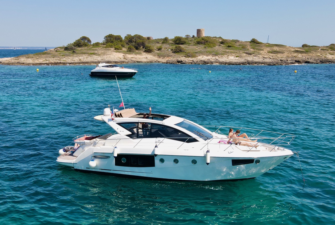 Images of the interior or exterior of the boat Cranchi M44 HT belonging to the page of boat rental alquilerdebarcosmallorca.com